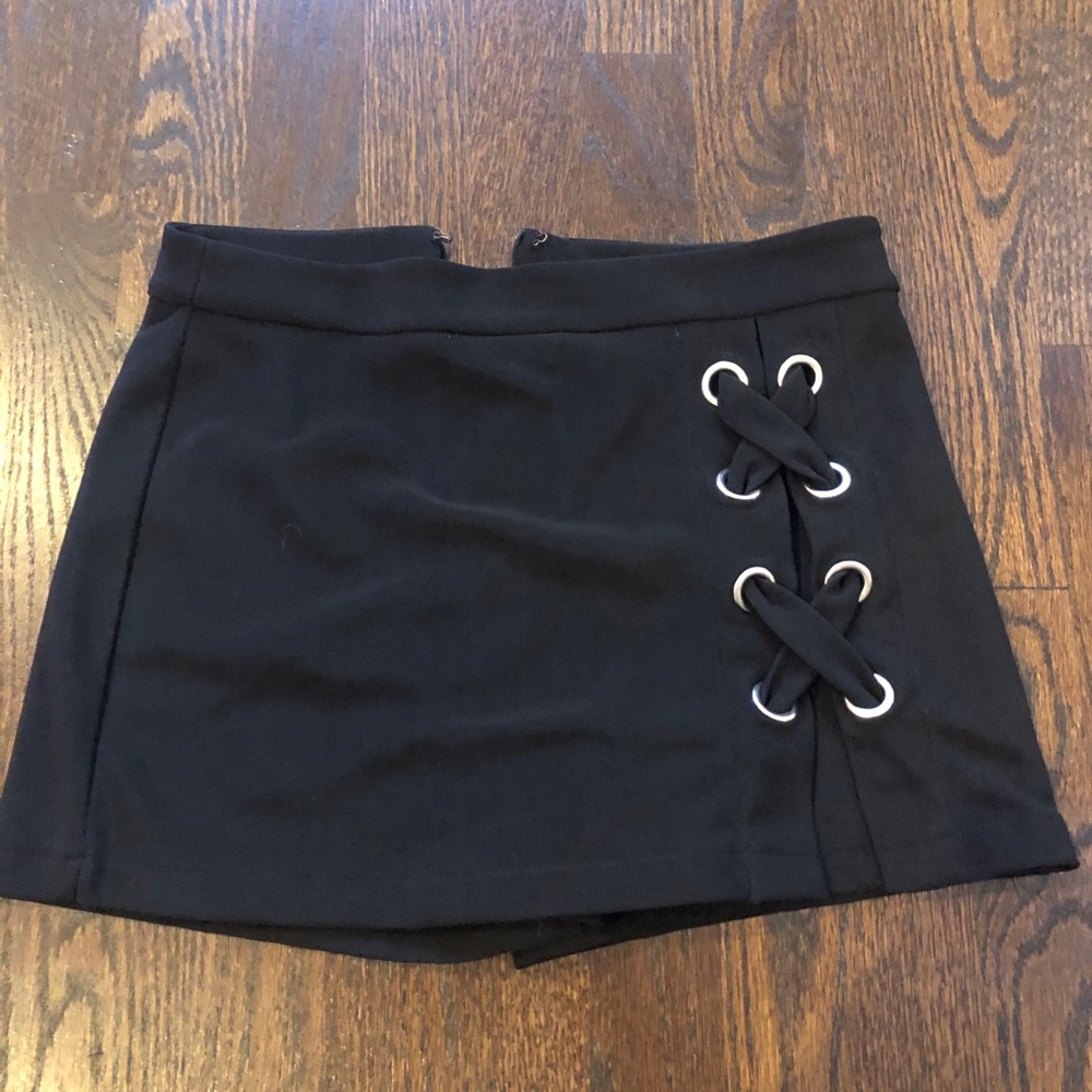 BLACK SKORT